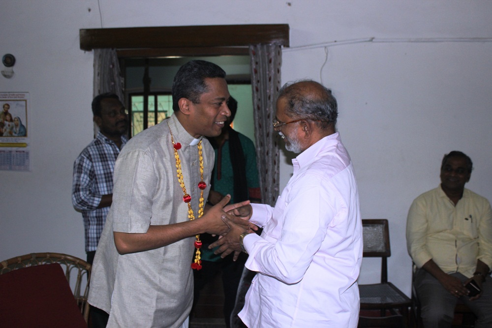 Rev Fr John Raju - Reg Director n Commission Sec (Andhra) felicitates Rev Dr Stephen Alathara